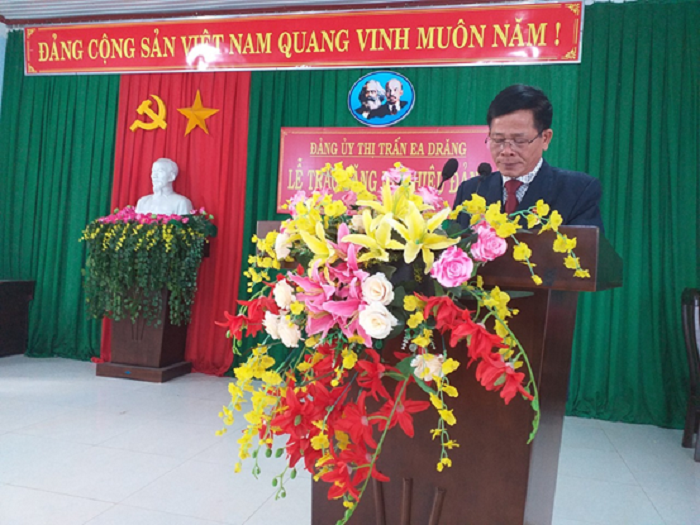 thi tran trao huy hieu cho 05 dang vien 2